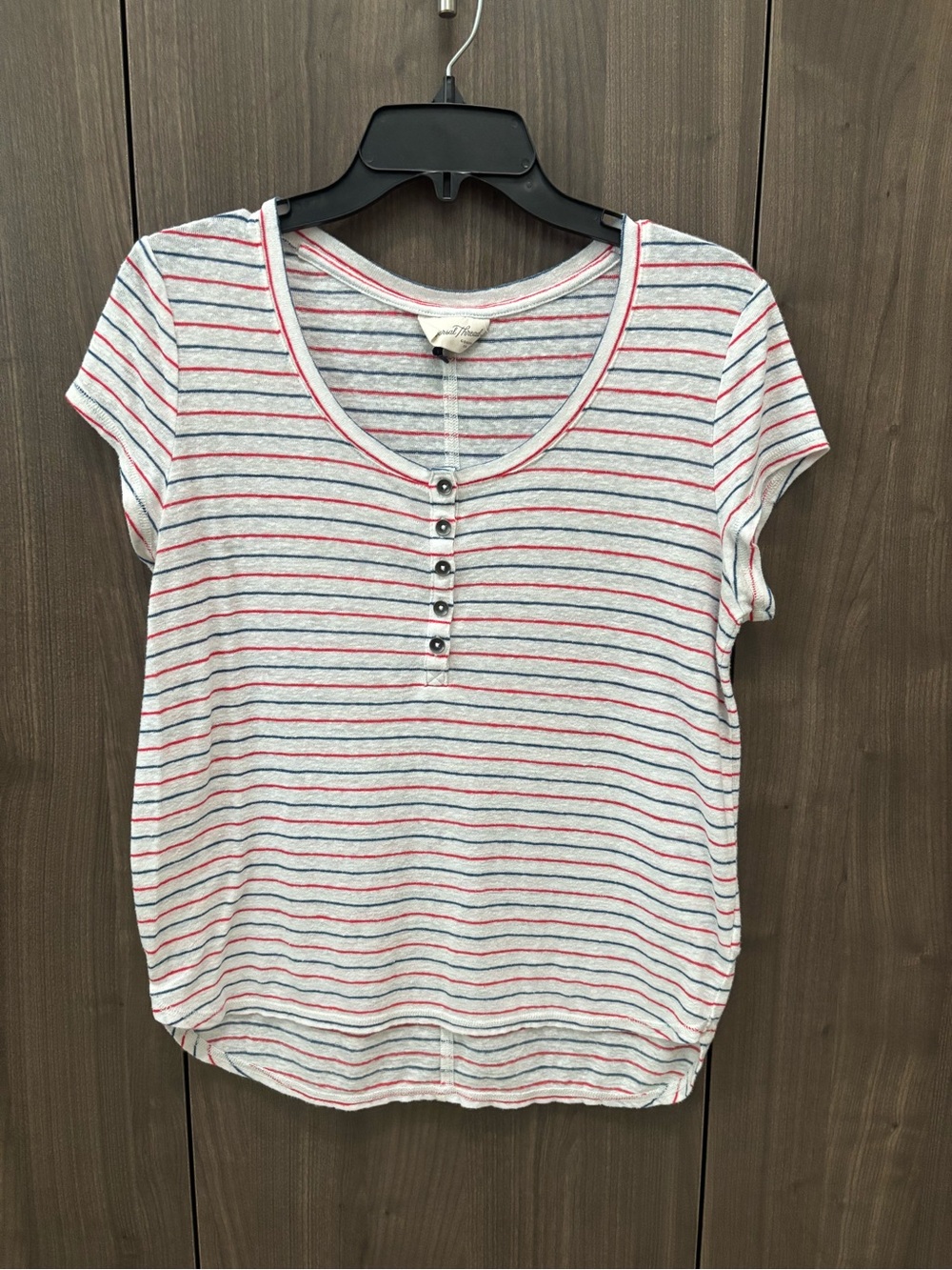 Universal Thread Women’s White Short-Sleeve Scoop Neck Top Red and Blue Stripes